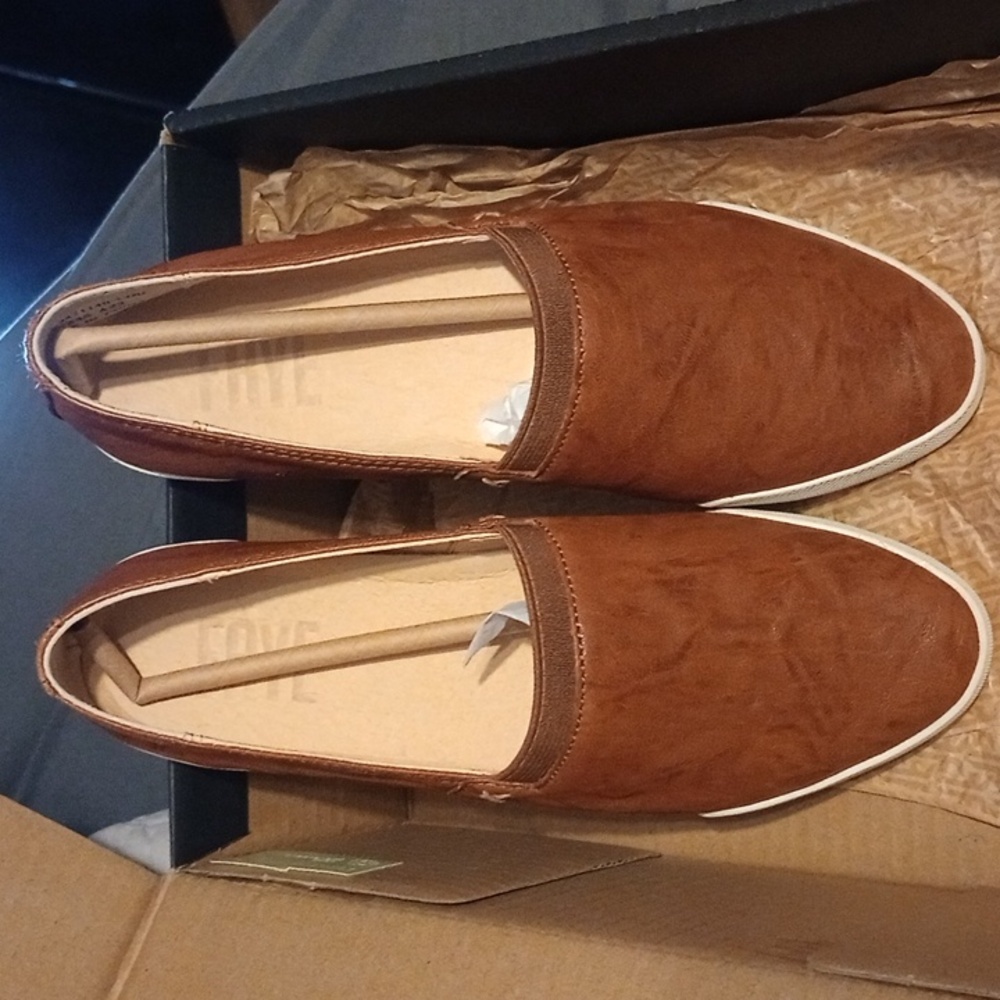 Frye Melanie Slip-On Brown Leather, White Rubber Bottoms, Sz7 Women NWT